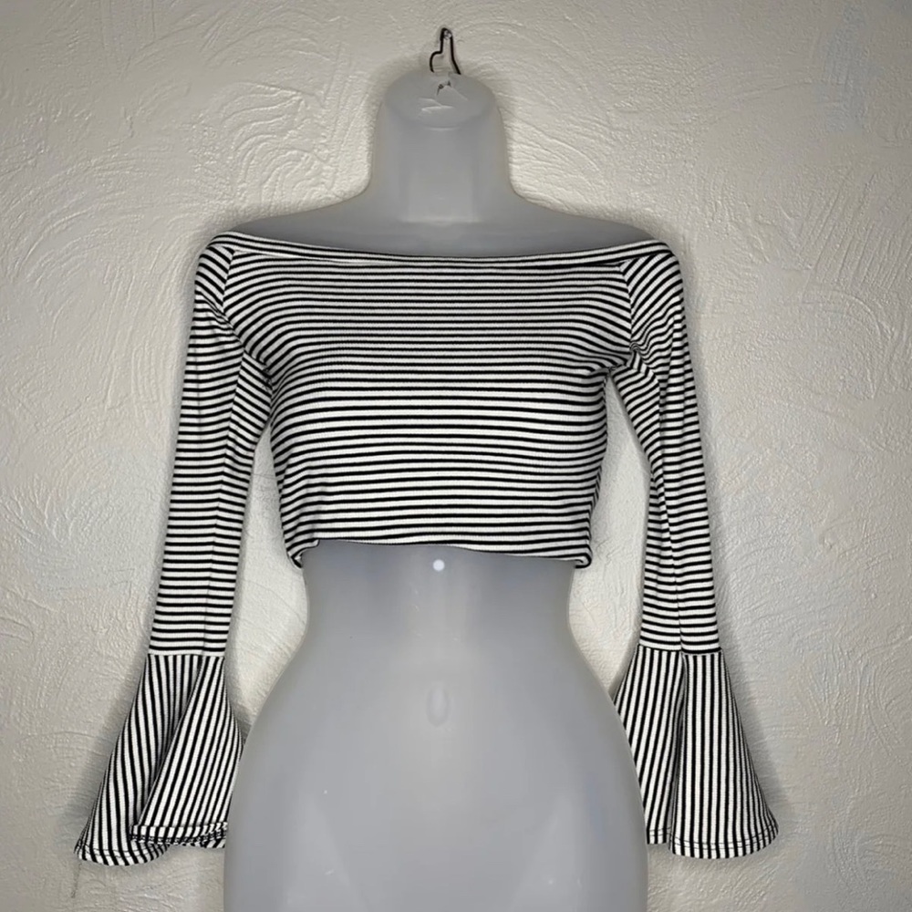 ✨Dolls Kill crop top✨
